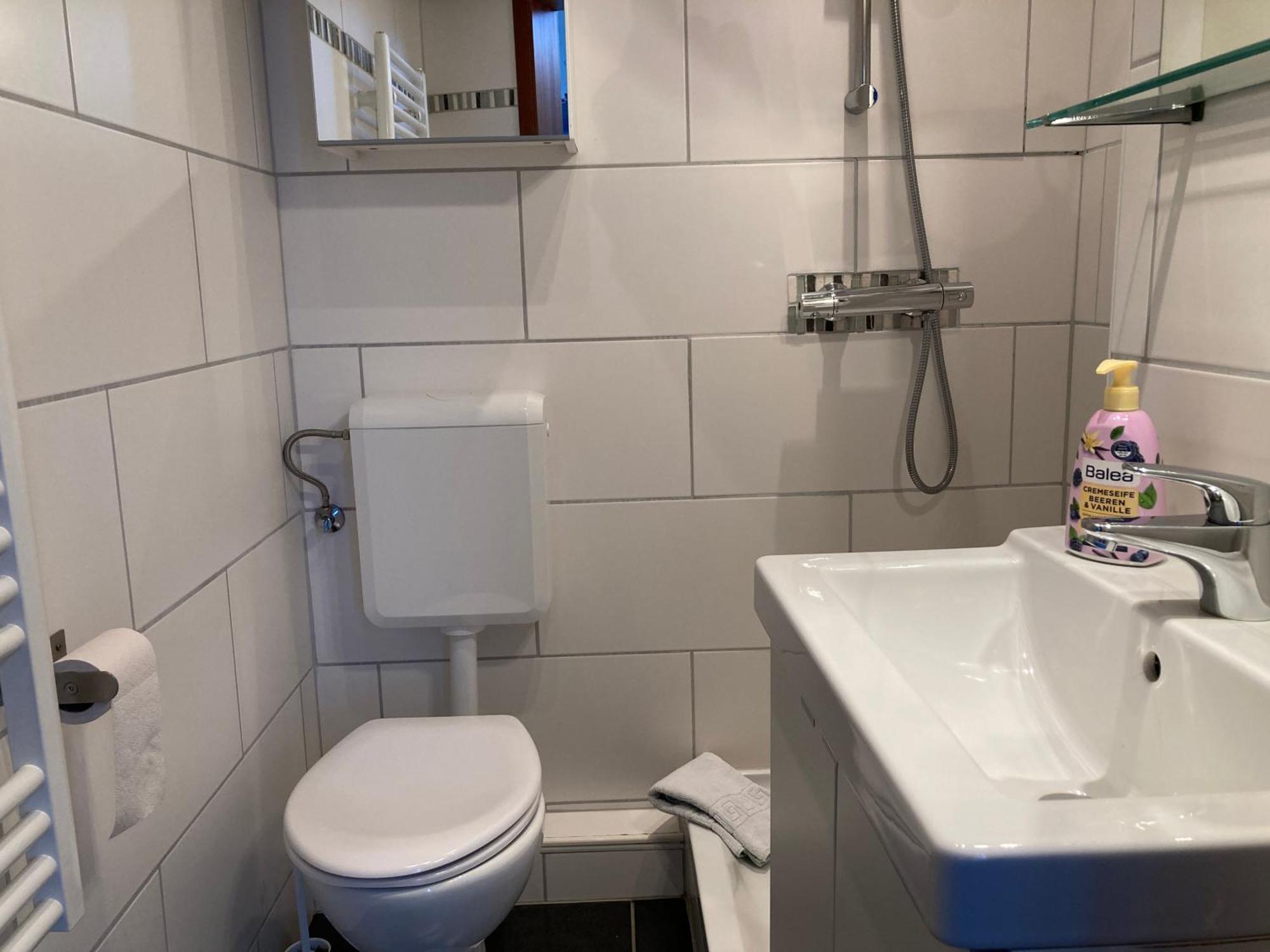Haus Krabbe: Pet-Friendly Apartment with Free Parking Wremen Exterior photo